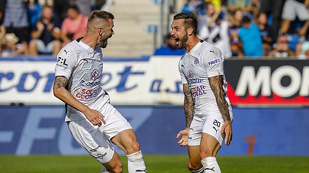 Z�lo�n�k Marek Havl�k ze Slov�cka (vpravo) se raduje ze sv�ho g�lu se...