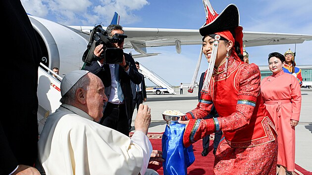 Pape Frantiek po pletu do Mongolska ochutnal suen tvaroh. (1. z 2023)