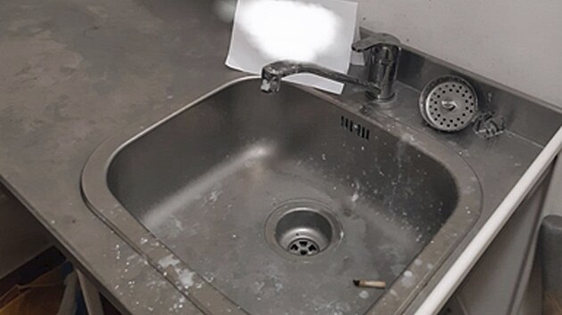 Krvav� skvrny v lednici, st�ny s n�nosy mastnoty, a dokonce i nedopalek cigarety ve d�ezu v p��pravn� zeleniny. I takov� pochyben� objevili hygienici b�hem �ervence v n�kter�ch restaurac�ch.