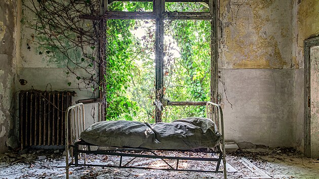 Ostrov Poveglia slouil v 18. stolet slouil jako karantna pro lidi nakaen morem. Stovky lid odsunutch mimo dn v Itlii zde zemely. Bhem 20. stolet zde vyrostla lebna pro psychicky nemocn. O ty se podle dobovch zdroj staral lka, kterho dajn posedli zl duchov z minulosti. Krut doktor pak na pacientech provdl lobotomie pomoc vrtaky, kladiva nebo sekk. len doktor pozdji ukonil svj ivot skokem z okna.