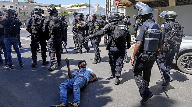 V Tel Avivu se střetly skupiny migrantů z Eritreje, útočí i na policisty. (2. září 2023)