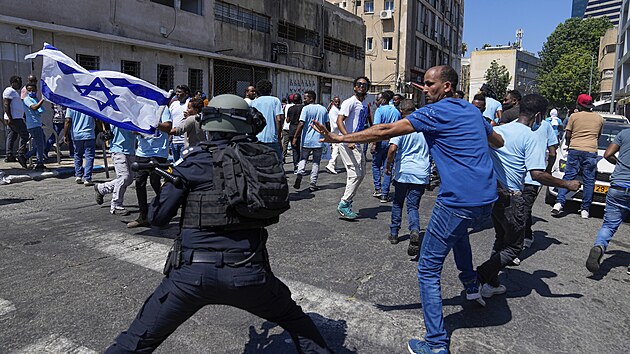 V Tel Avivu se stetly skupiny migrant z Eritreje, to i na policisty. (2. z 2023)