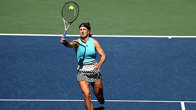 Česká tenistka Karolína Muchová smečuje ve třetím kole US Open.