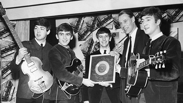 Beatles pebraj od George Martina z EMI stbrn disk na poest prodeje tvrt milionu gramodesek. Na snmku i hledan McCartneyho prvn baskytara. (4. srpna 1963)