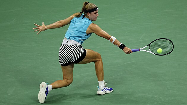 Karolna Muchov se natahuje po balonku ve tvrtfinle US Open.