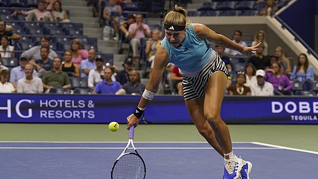 Karolna Muchov se sna dobhnout balonek ve tvrtfinle US Open.