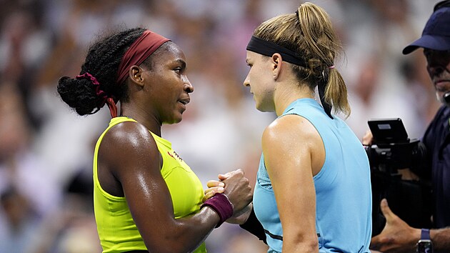 Karolína Muchová a Američanka Cori Gauffová si podávají ruce po skončení semifinále US Open.