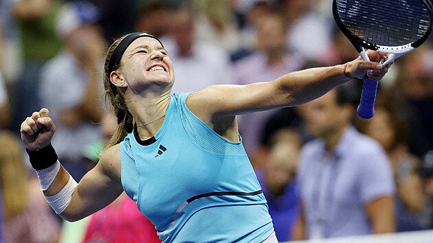 Karolna Muchov se raduje z postupu do semifinle US Open.