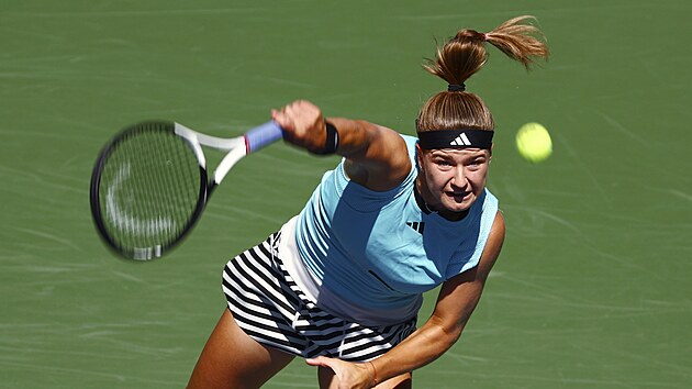 Karolna Muchov servruje v osmifinle US Open proti ance Wang Sin-j.