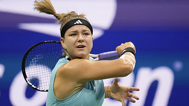 Karolna Muchov sleduje odplen balonek bhem tvrtfinle US Open.