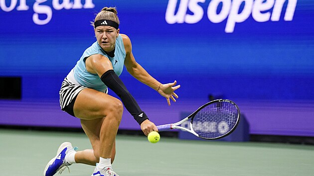 Karolína Muchová se natahuje po balonku během semifinálového utkání na US Open.