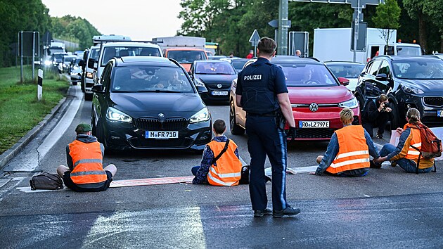 Aktivist, bojujc proti zmnm klimatu, se v Mnichov opt pilepili k silnici.