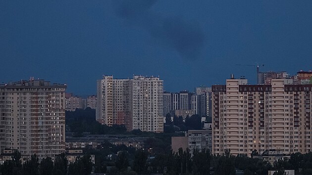 Kou stoup na obloze nad mstem po ruskm raketovm toku na Ukrajinu v Kyjev. (6. z 2023)