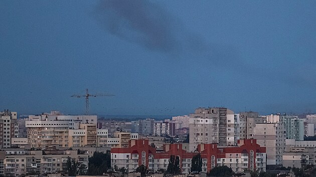 Kou stoup na obloze nad mstem po ruskm raketovm toku na Ukrajinu v Kyjev. (6. z 2023)