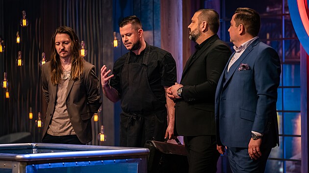 ��fkucha� Ji�� Hrachov� s porotci a sv�m kucha�sk�m n�dob��kem.