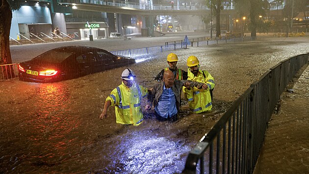 V zatopenm Hongkongu pracovnci pomhaj idii, kter na mst kvli silnm zplavm uvzl. (7. z 2023)