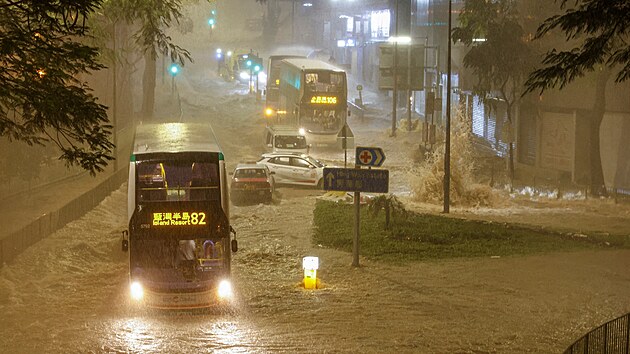 Zaplavenmi ulicemi v Hongkongu projd autobusy. (7. z 2023)