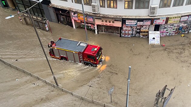 Zaplavenmi ulicemi v Hongkongu projd hasisk vz. (7. z 2023)