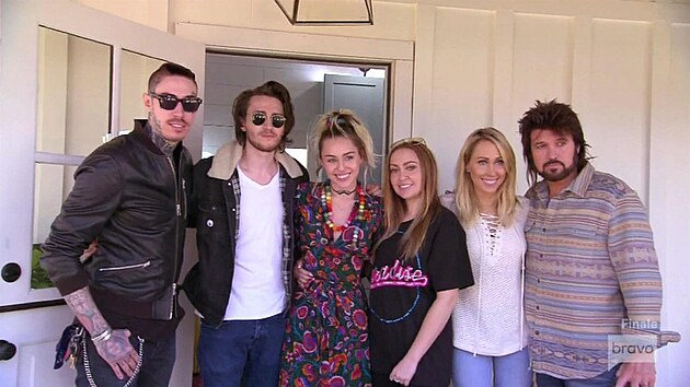 Billy Ray Cyrus (pln vpravo) se svou manelkou Tish a dtmi - Brandi, Miley, Braisonem a Tracem