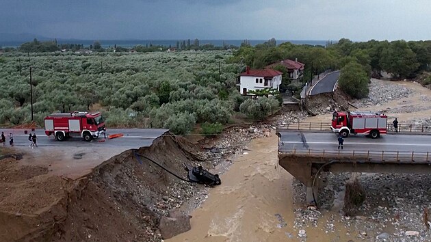 Povodn po extrmnch detch v ecku strhvaly mosty i silnice
