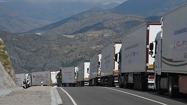 Francouzské kamiony s humanitární pomocí pro Armény v Náhorním Karabachu stojí...