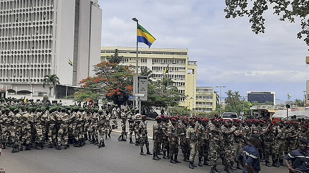 Gabont vojci se shromauj ped monm projevem generla Brice Oligui Nguemy v Libreville. (2. z 2023)