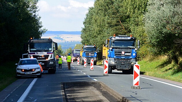 Silni���i za�ali z�rove� fr�zovat �p�tat�ic�tku� mezi tunelem H�ebe� a k�i�ovatkou u Kocl��ova. Doprava ve sm�ru na Moravskou T�ebovou je vedena stavbou, opa�n� sm�r jede po obj�zdn� trase p�es Kocl��ov. Pr�ce maj� skon�it na konci ��jna.