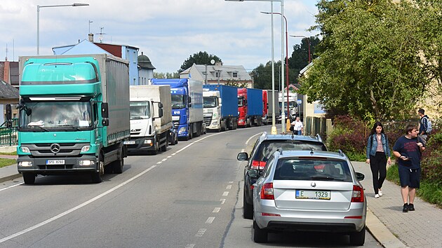 Auta t�hnouc� se v�n�kolikakilometrov�ch kolon�ch p�es Svitavy-La�nov. D�vodem je napojov�n� nov� okru�n� k�i�ovatky na obchvat Svitav.