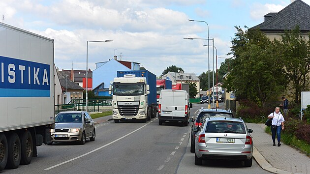 Auta t�hnouc� se v�n�kolikakilometrov�ch kolon�ch p�es Svitavy-La�nov. D�vodem je napojov�n� nov� okru�n� k�i�ovatky na obchvat Svitav.