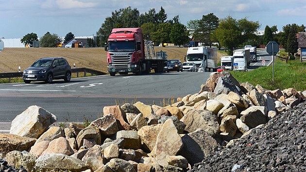 �n�ra aut se t�hne p�es Kocl��ov a� na k�i�ovatku se silnic� I/35.