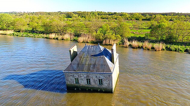 Naklnjc se La Maison dans la Loire je identick betonov kopie bvalho hostince v Lavau-sur-Loire.