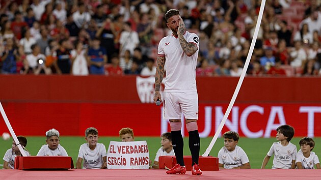 Sergio Ramos se p�ed zapln�n�m stadionem Sevilly neubr�nil slz�m.