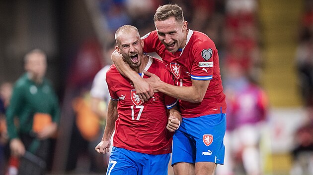 Václav erný (vlevo) slaví svj gól v zápase eska proti Albánii s Janem...