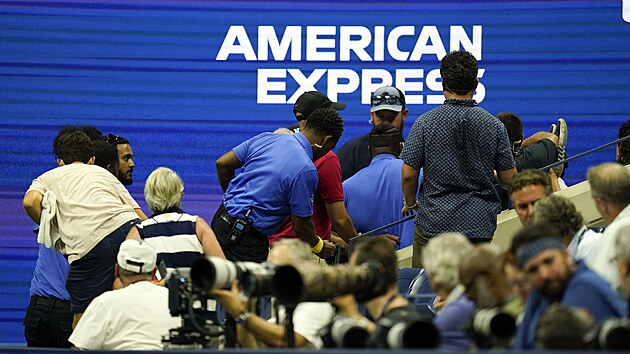 Zdravotnci na newyorskm US Open oetuj divka, kter zkolaboval bhem zpasu Markta Vondrouov - Madison Keysov.