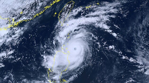 Satelitn snmek tajfunu Saola, kter se pohybuje na sever smrem k Tchaj-wanu (29. srpna 2023)