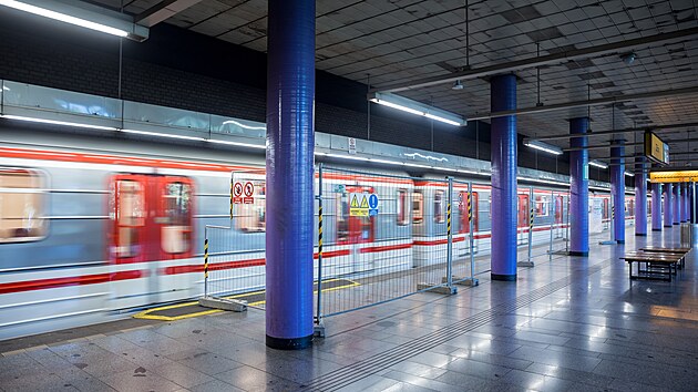 Dopravn� podnik hlavn�ho m�sta Prahy v metru na Zli��n� otestuje bezpe�nostn� st�nu. (6. z��� 2023)