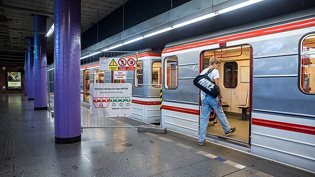 Dopravn podnik hlavnho msta Prahy v metru na Zlin otestuje bezpenostn stnu. (6. z 2023)
