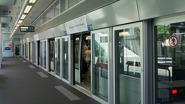 Automatick dvee v metru ve vcarskm mst Lausanne (10. z 2011)
