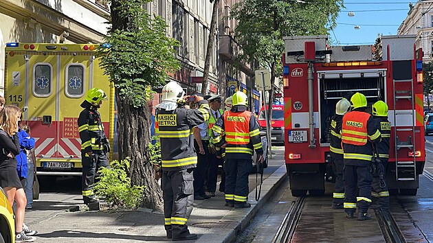 Tramvaj srazila chodce v Jen ulici, pobl zastvky tpnsk (8. z 2023)