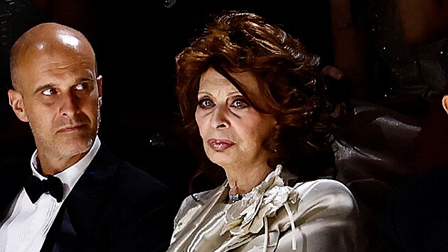Sophia Lorenov na speciln mdn pehldce Armani One Night Only na filmovm festivalu (Bentky, 2. z 2023)