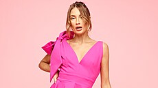 Krátké �aty ve výrazném r��ovém odstínu s �irokou sukní a ma�lí na rameni. Cena...