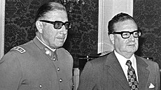 Salvador Allende (vpravo) jmenoval Augusta Pinocheta éfem armády jen ti týdny...