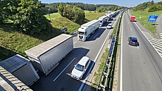 Provoz na dálnici D1 ped roziovaným úsekem u Brna nov usmruje mobilní...