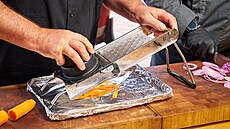 S krájením mrkve na nudli�ky Julienne usnadní práci mandolína.