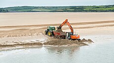 T�ba písku na plá�i v anglickém Cornwallu (3. �ervence 2015)