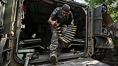 Ukrajinský voják v bojovém vozidlu Bradley na záporožské frontě (6. září 2023)