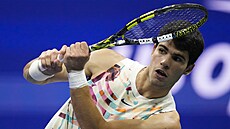 panlský tenista Carlos Alcaraz bojuje v semifinále US Open.