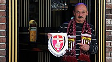 Trenér Stanislav Levý pózuje s logem albánského klubu KF Skënderbeu.