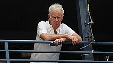 Bývalý tenista John McEnroe eká na zaátek duelu mezi Novakem Djokoviem a...