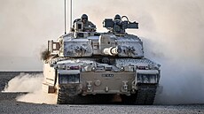 Bojový tank Challenger 2 na manévrech v ománské pouti (7. íjna 2018)